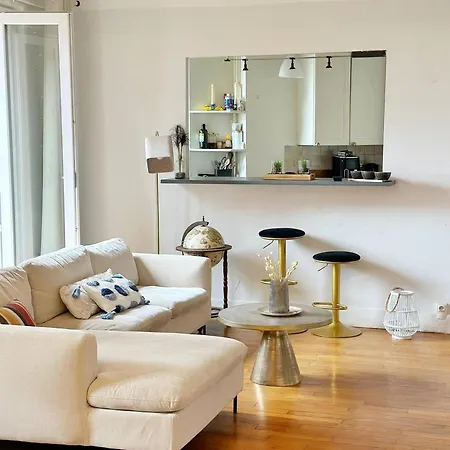 Charming Parisian Retreat With Eiffel Tower Views *