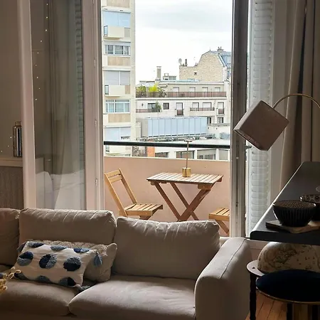 Charming Parisian Retreat With Eiffel Tower Views *