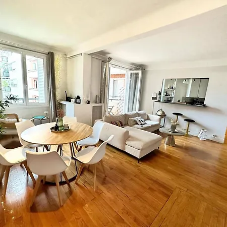 Charming Parisian Retreat With Eiffel Tower Views Παρίσι